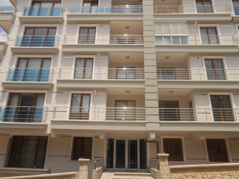 Balkonlu, cam korkuluklu apartman cephesi