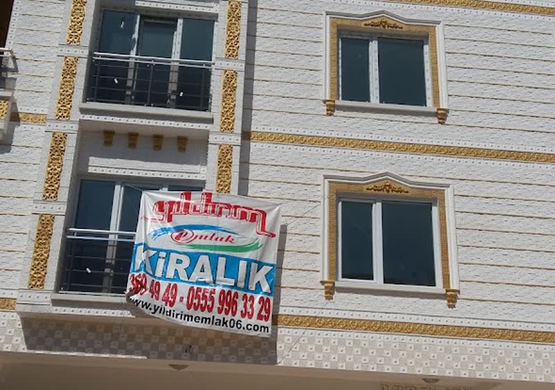 Kiralık afişli apartman cephesi